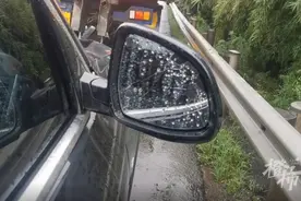 杭甬高速一辆小车行驶中被雷劈中，后车行车记录仪拍下惊险一幕图片