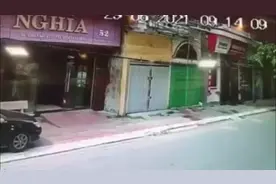 越南4岁小女孩翻越阳台跌落 过路男子在下方接住图片