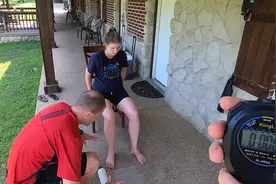 美国男子耗时1分2秒用保鲜膜将妻子包裹 欲打破吉尼斯纪录图片