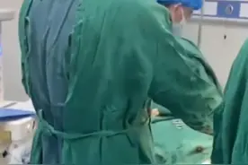 太敬业！医生手术途中裤子掉落浑然不觉图片