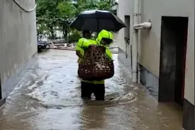 绩溪强降雨多人被困家中，民警帮转移胶鞋里满满都是水视频封面