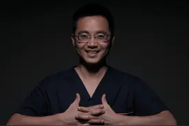 这组微笑照火了！背后有个“帅气”的医生图片