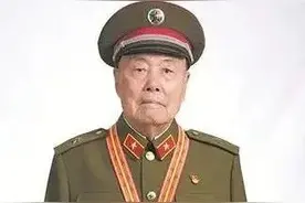 他从弹坑里被扒了出来，全身38个弹孔，4天才抢救过来……图片