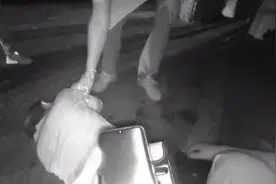男子酒后骑摩托车发生事故，小便后倒地昏睡不醒视频封面