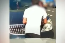 女子下车忘拉手刹溜车，男子出手挡车被夹两车中间视频封面