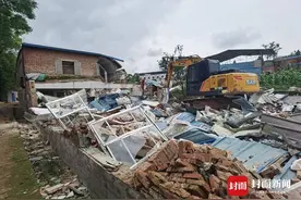 依法打击农村违建 四川达川拆除非法占地1700余平米的养鸡场图片