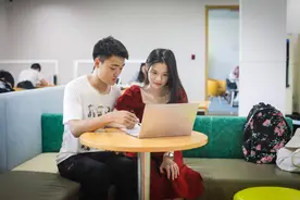 “95后学霸情侣”携手入名校，一手抓学业，一手牵爱情图片