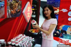 香港“叮叮车”开进黑龙江图片