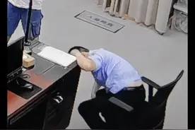 民警办案过程中晕倒，监控拍下让人心疼一幕图片