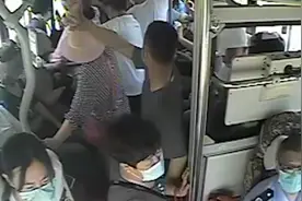 威海荣成：公交车上一女孩突然晕倒，司机和乘客合力救援图片