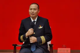 把驾驶舱比作动态办公室，英雄机长刘传健揭秘飞行员真实工作图片