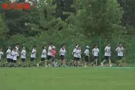 最硬核夏令营来了，30名少年参加铁三特训图片