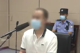 “驾车冲顶交警”案开庭 当事司机被控袭警罪图片