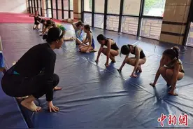 西安11岁女孩的花样游泳梦：音乐不停 表演不止图片