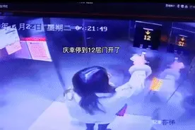 电梯“炸”了，急剧下降！女子上演“教科书式”电梯自救图片