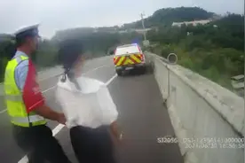 父亲因升学问题将13岁女儿赶下车 致其误入高速超车道步行1小时图片