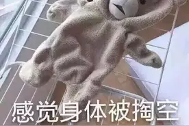 小伙突然倒地，爬进电梯回家...画面辛酸，网友笑疯却又担忧了图片