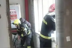 壹现场丨楼道内烟雾弥漫吓坏居民 消防员：别怕，熏蟑螂造成的图片