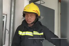 “时间就是生命啊”消防员47秒爬10楼累到吐依然嫌慢，评论暖了图片
