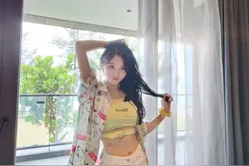 吴宣仪晒夏日海边库存照 清凉装扮又美又飒图片