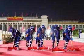 一场大雨，他们“意外”成为焦点……图片