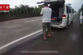 广西一男子光膀子连救3人，却当场自责抹泪……别哭，你很了不起图片