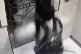 小伙突然倒地，爬进电梯回家……画面辛酸，网友笑疯却又担忧图片