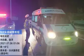ICU病人要跨省紧急转院，四川高速交警警车开道护送图片