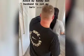 理工男的浪漫！国外一名男子用水平仪测量帮妻子剪头发图片