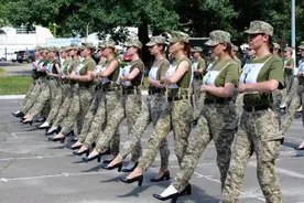 乌克兰军方让女兵穿高跟鞋参加阅兵被批“非人道”图片