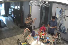 泰安国山墅一住户家房顶脱落险砸人，记者参与沟通解决图片