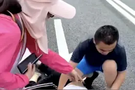 女子骑车被剐蹭倒地，3名路人热心援手相助图片