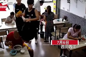 小学生进店吃面遇老师撒腿就跑，搞笑一幕曝光，网友：过于真实图片