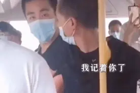 警校生公车抓小偷被威胁，单手控制霸气回怼：我是警察不怕你图片