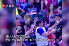 美国一球迷松开抱女儿的手接棒球 又惊险接住孩子图片
