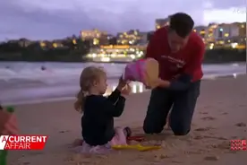 澳大利亚一对姐妹对阳光过敏 每天都要穿防护服出门图片