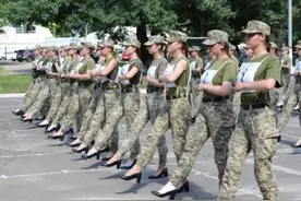 想让女兵参加阅兵式时穿高跟鞋行进，乌克兰军方被猛批图片