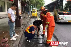 男子手机不慎掉入下水道 消防员暖心帮其捞手机图片