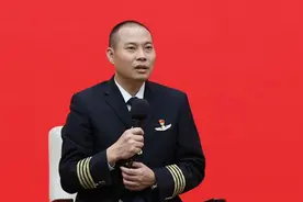 “英雄机长”刘传健：飞行一辈子、学习一辈子、被考核一辈子图片
