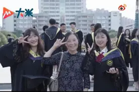 大学老师退休后当宿管17年：舍不得这些学生图片