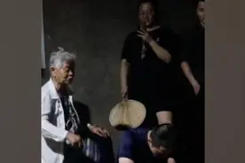 村民为火场归来消防员扇扇子，还有人送来解暑药视频封面