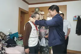 民族时报丨五华区委统战部李正兴部长为“光荣在党50年”老党员颁发纪念章图片