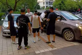网友长沙偶遇钟汉良 短裤搭配长筒袜时尚随性图片