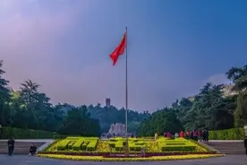 在雨花台烈士陵园，新时代中国青年发出奋斗誓言——“请党放心，强国有我！”图片
