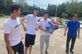 根宝基地成立21周年，武磊颜骏凌王燊超三位国脚看望恩师图片