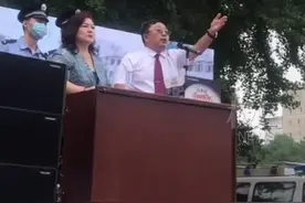 54只警犬拍卖半天被抢光，最高价33万元！买主：会当儿子养图片