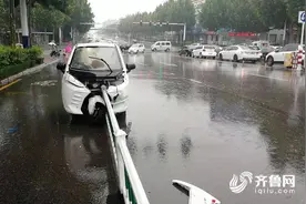高密：老大爷骑三轮撞上护栏被困驾驶座 交警冒雨紧急救援图片