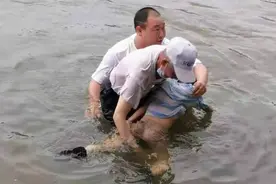 “水再深我都不怕！”81岁“硬核”大爷救下落水男童图片