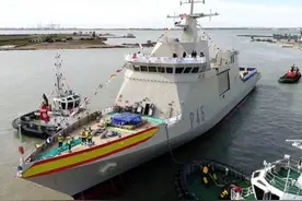 俄罗斯海军军舰在黑海追踪西班牙军舰图片