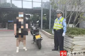别把摩托车不当机动车，女“骑手”不戴头盔还无证驾驶图片